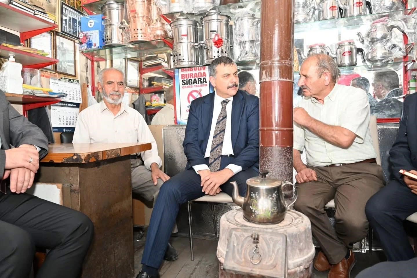 Vali &Ccedil;ift&ccedil;i, Kavaflar &ccedil;arşısı esnafını ziyaret etti
