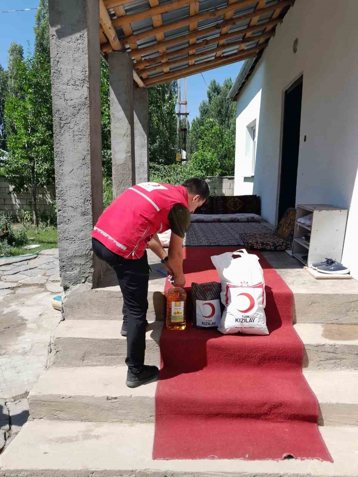 Patnos Kızılay Şubesi ihtiyaç sahiplerinin yanında