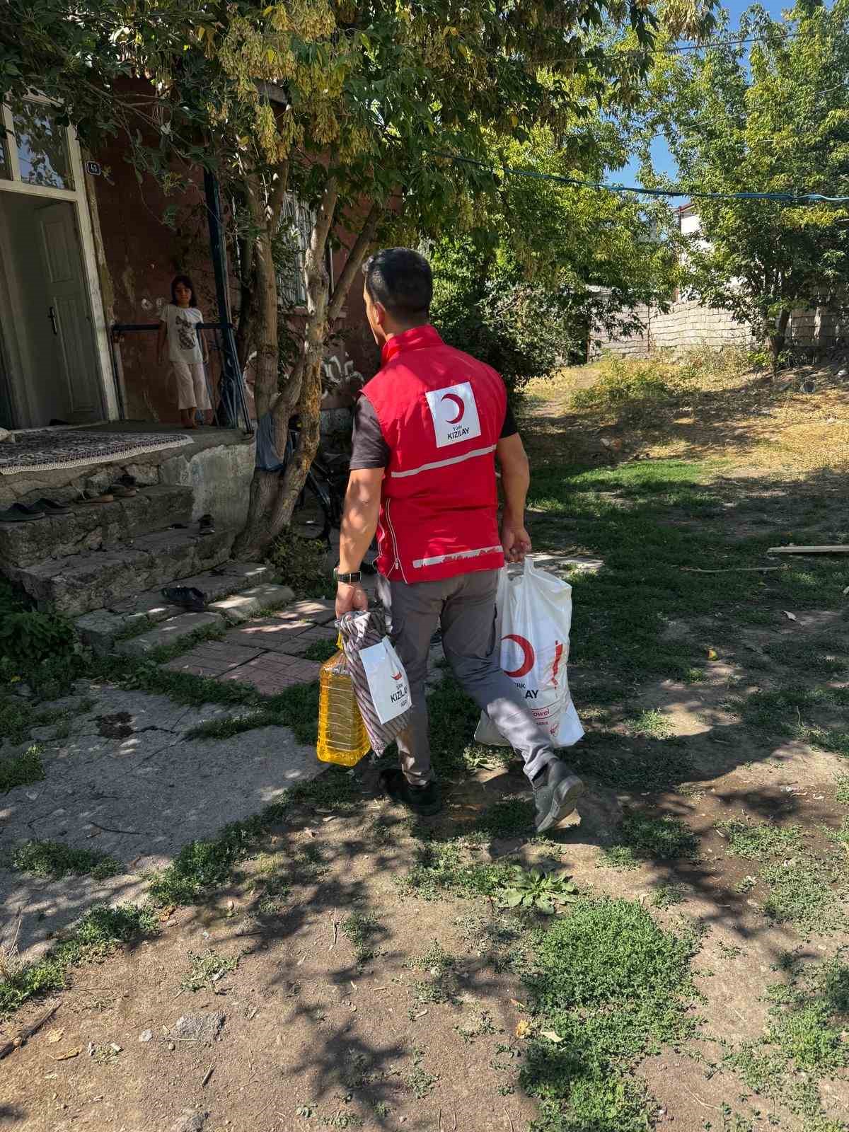 Patnos Kızılay Şubesi ihtiya&ccedil; sahiplerinin yanında
