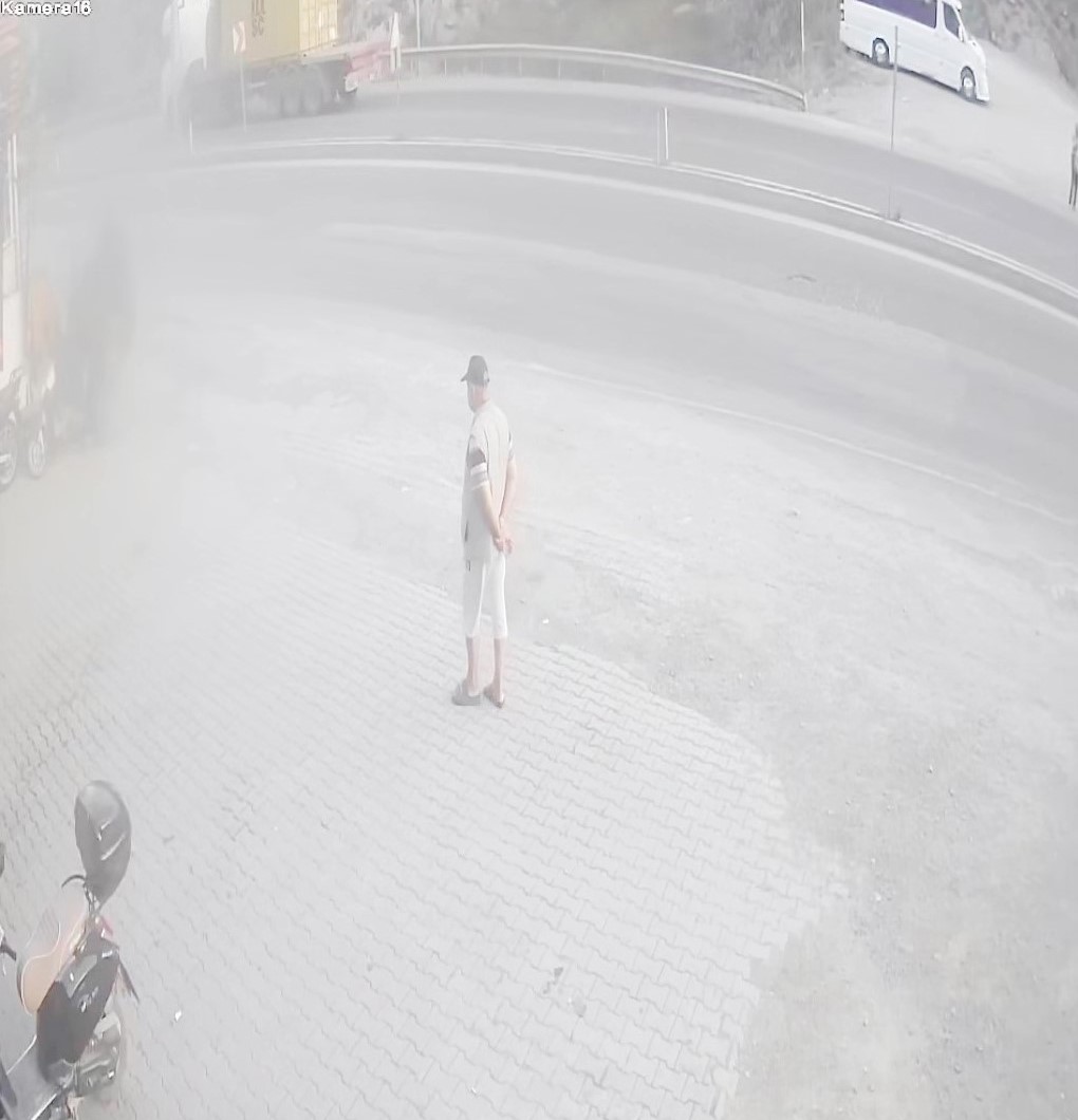 Motoru &ccedil;alamayınca hız g&ouml;stergesini &ccedil;alan hırsız kamerada
