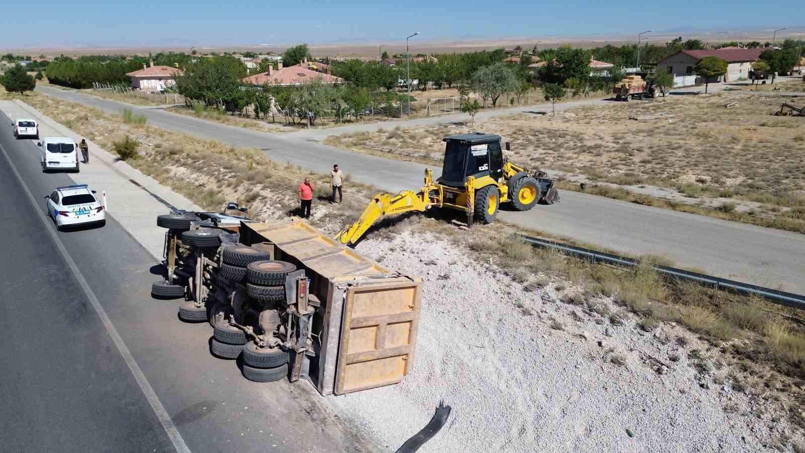Karaman’da kontrolden çıkan mıcır yüklü kamyon devrildi: 1 yaralı