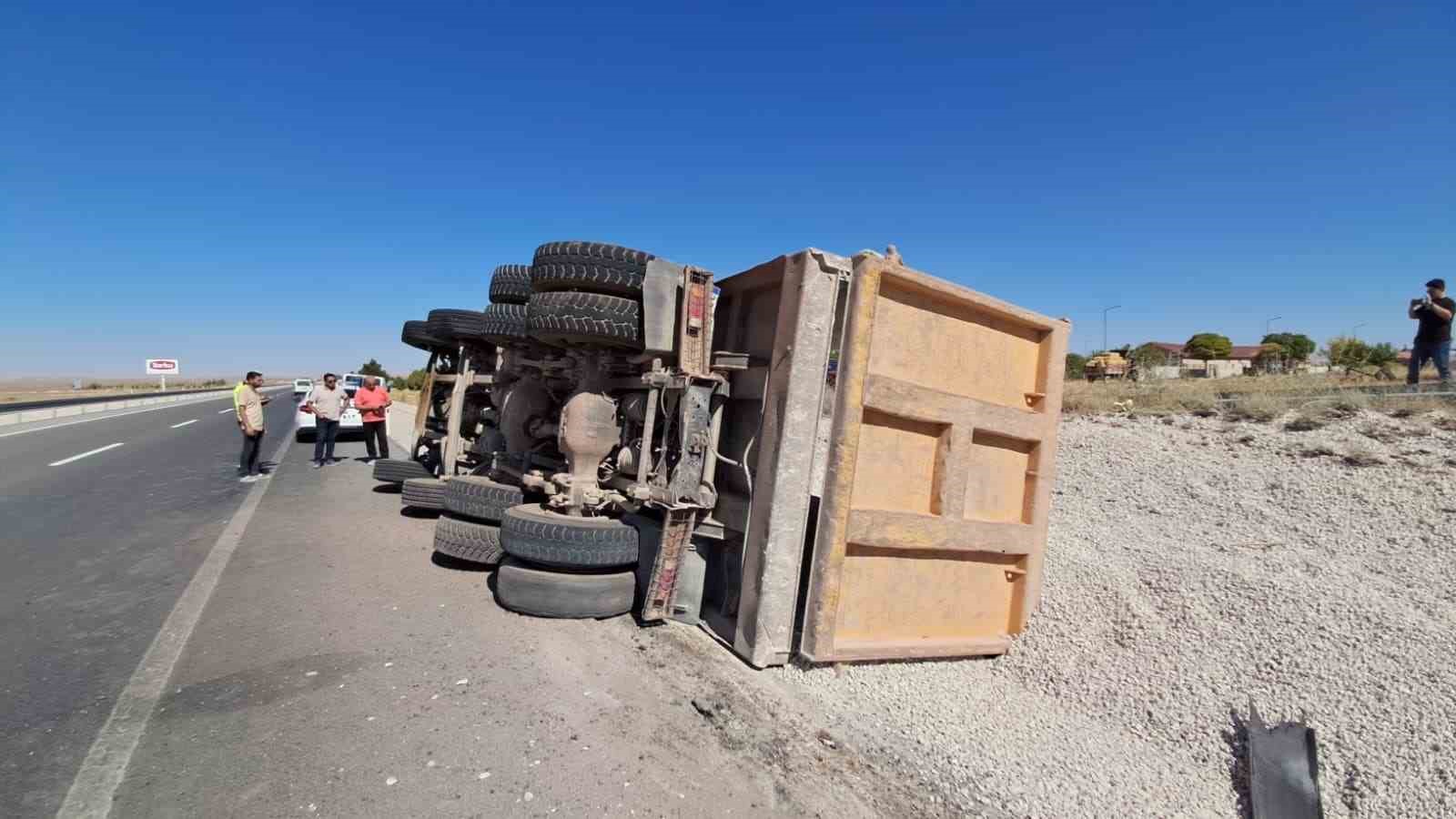 Karaman&rsquo;da kontrolden &ccedil;ıkan mıcır y&uuml;kl&uuml; kamyon devrildi: 1 yaralı
