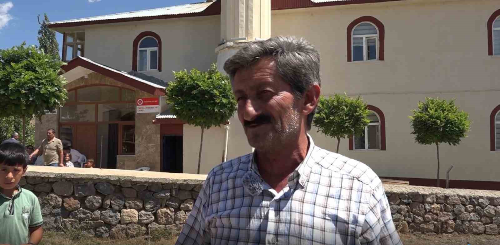 Telefonla konuşmak i&ccedil;in minareye &ccedil;ıkıyorlar
