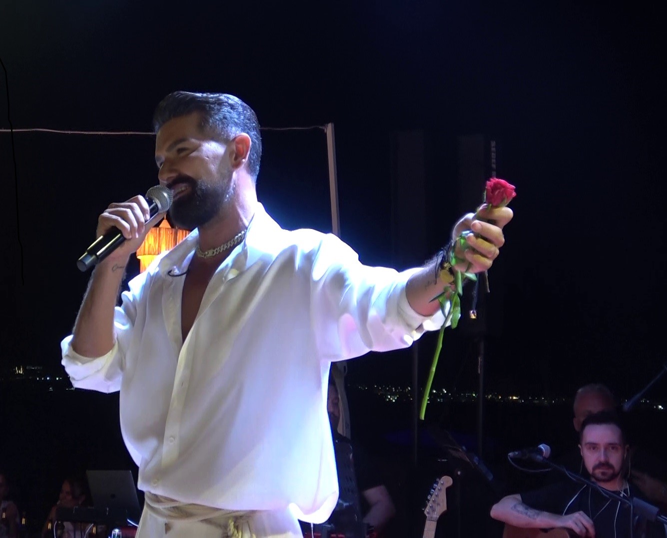 20 yıl sonra ilk sahneye çıktığı mekana geri döndü
