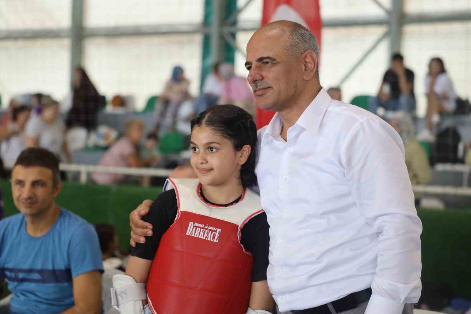 Taekwondo şenliğinde minikler hünerlerini sergiledi
