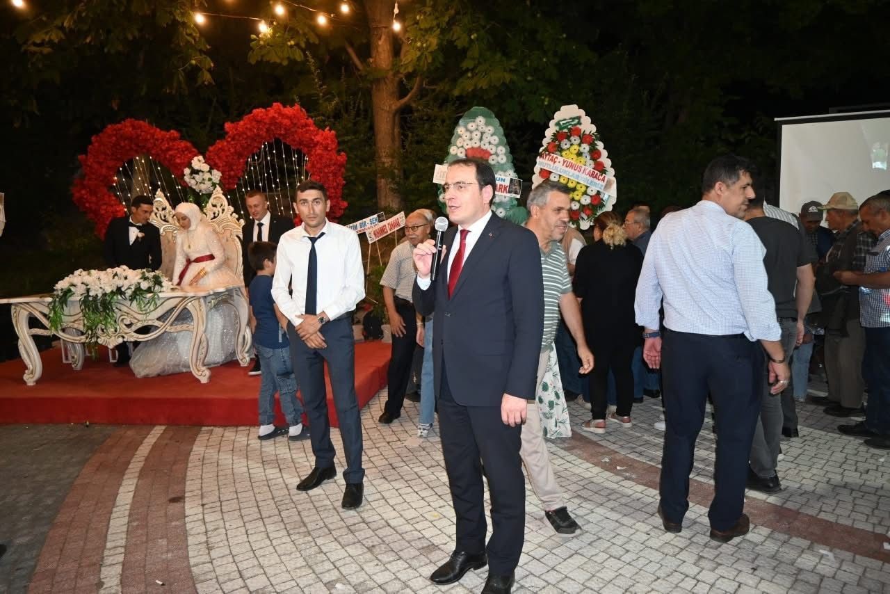 Kaymakam T&uuml;rker, &ccedil;alışma arkadaşının d&uuml;ğ&uuml;n t&ouml;renine katıldı
