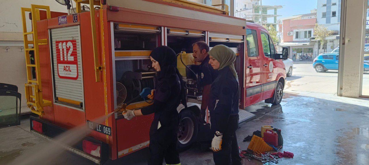 Belediye itfaiyesinde staj yapan kadın stajyerler, cesaretiyle dikkat çekti