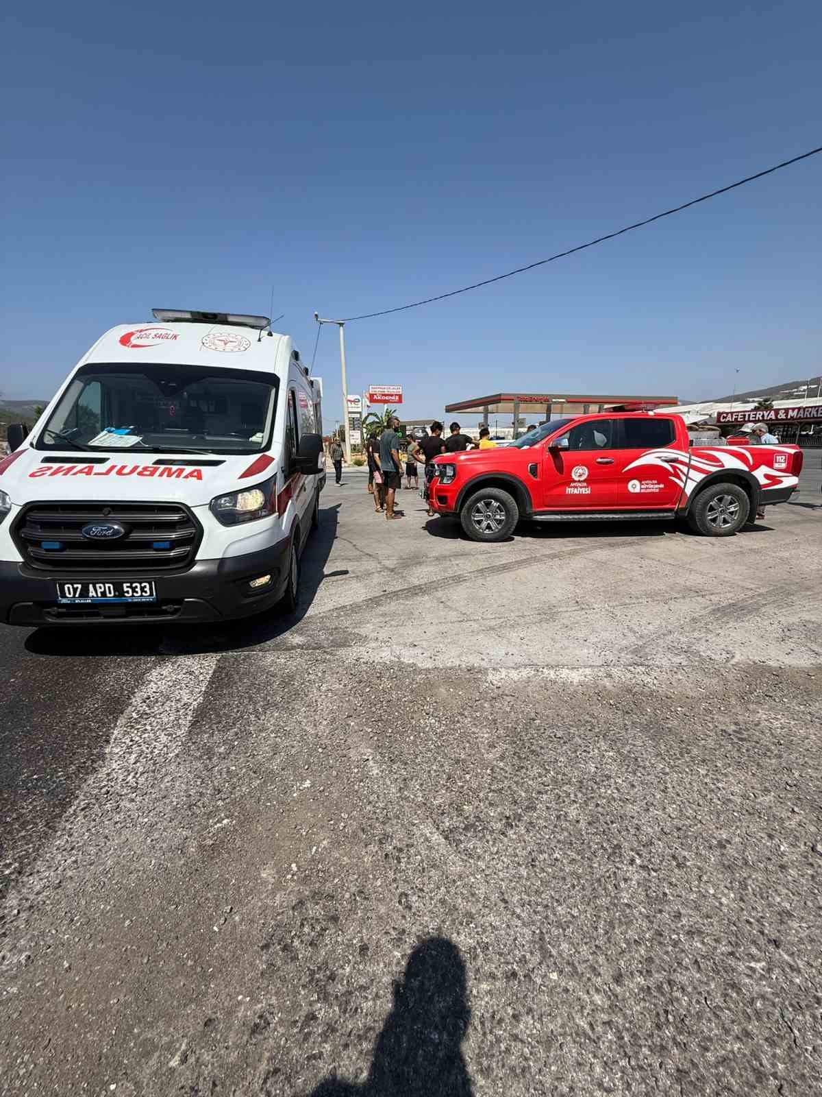 Otomobil ile çarpışan motosikletlinin metrelerce sürüklendiği kaza kamerada
