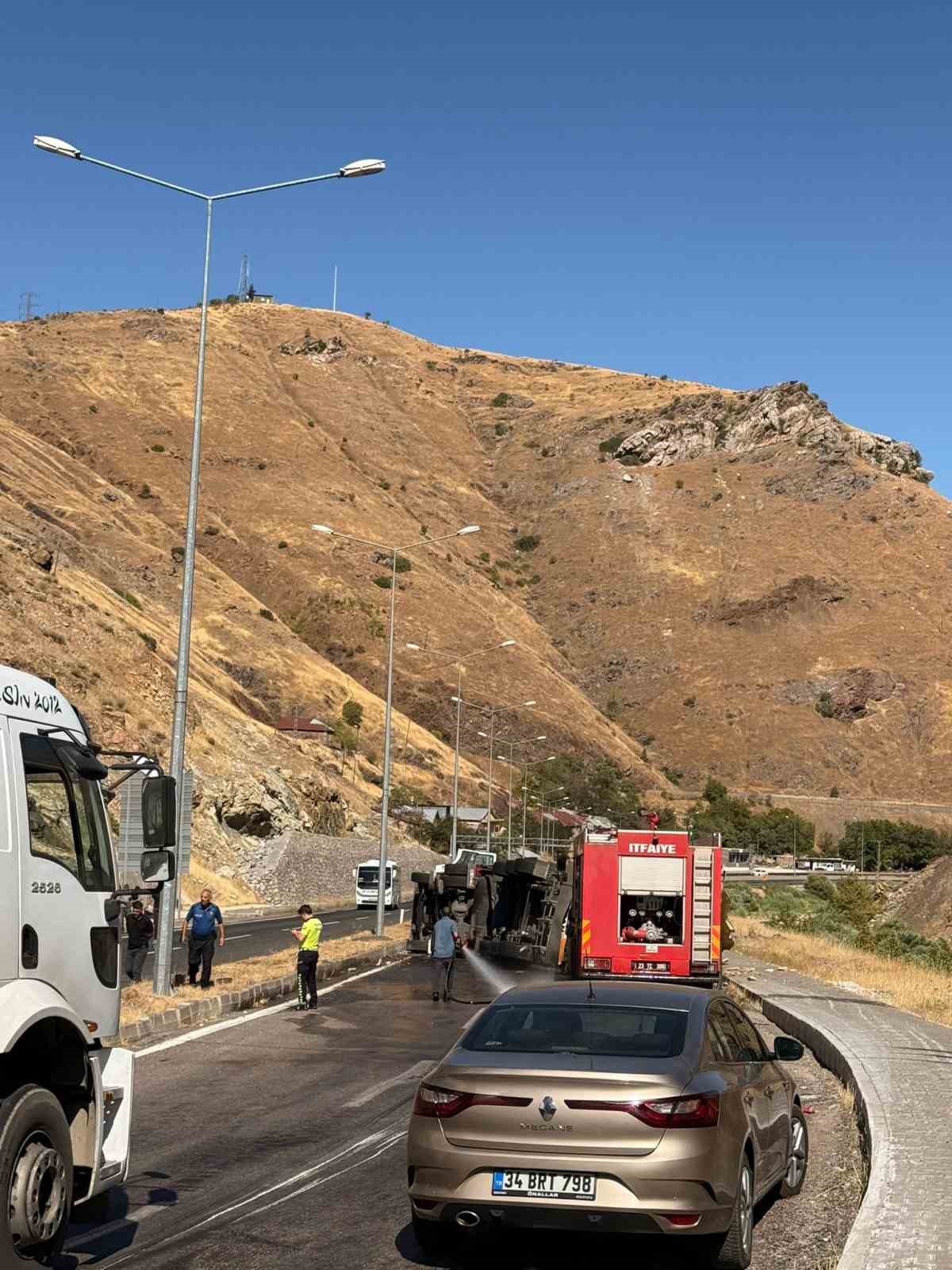Elazığ’da tır devirdi: 1 yaralı
