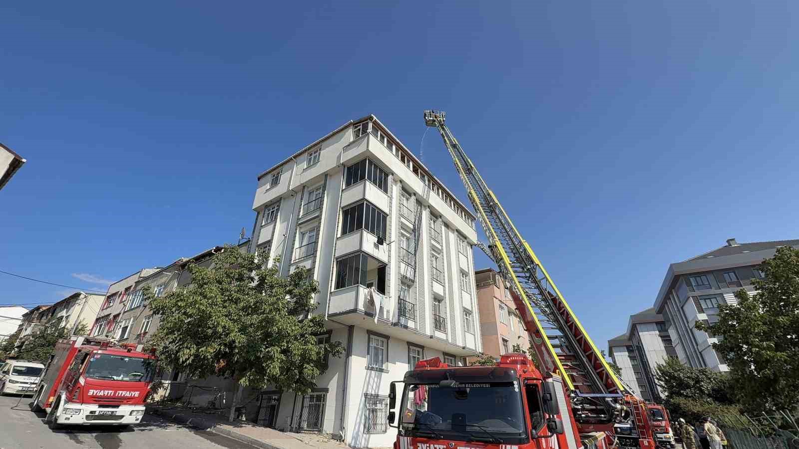 Arnavutköy’de 5 katlı binanın çatısında çıkan yangın paniğe neden oldu
