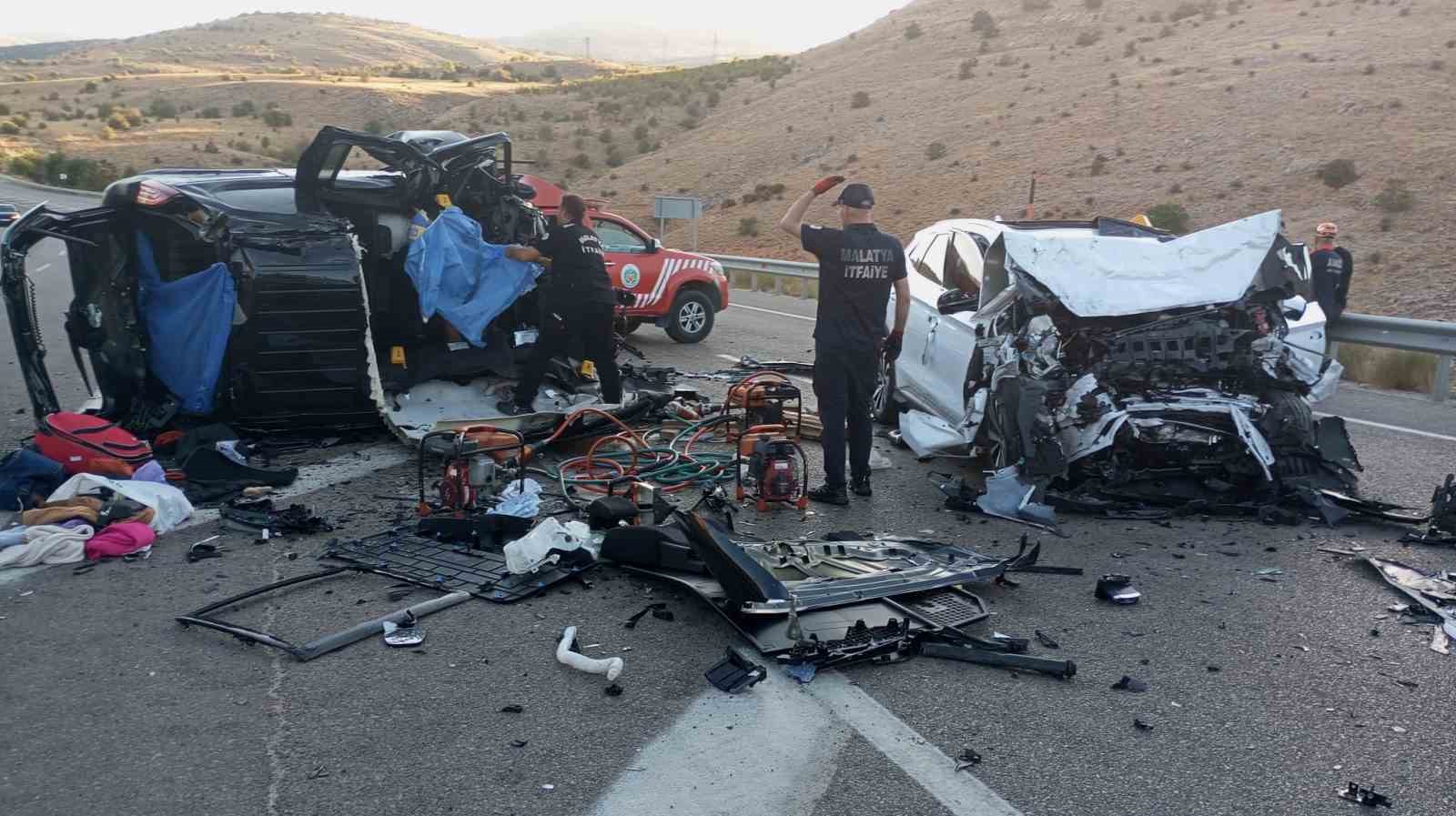 Malatya-Kayseri karayolu Akada ilesinde hafif ticari ara ile otomobilin kafa kafaya arpmas sonucu ilk belirlemelere gre 4 kii hayatn kaybetti, 2 kii yaraland.
