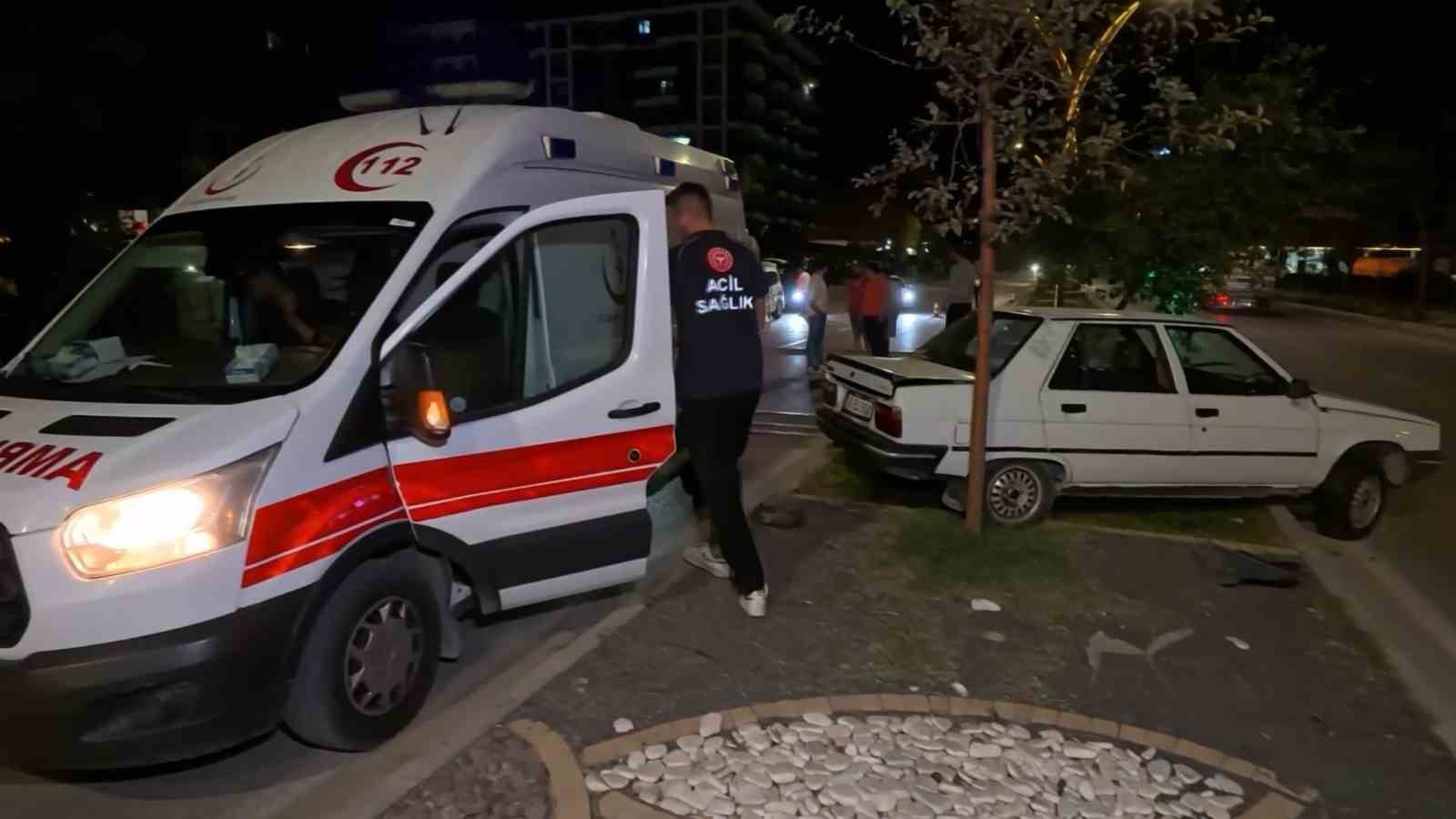 Aksaray’da kontrolden çıkan otomobil refüje çıktı: 1 yaralı
