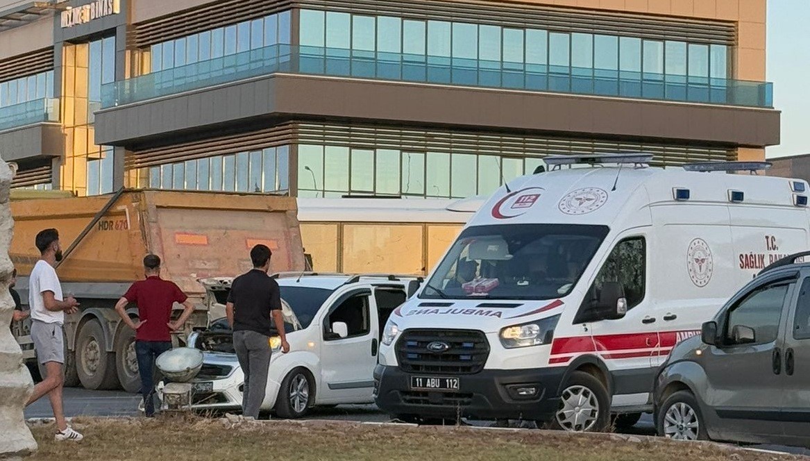 Bilecik&rsquo;te iki aracın karıştığı trafik kazasında 3 kişi yaralandı
