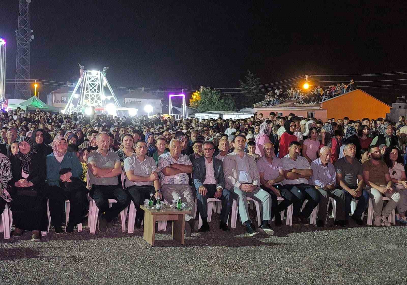Zafer Şenlikleri&rsquo;nde Ali Kınık konseri

