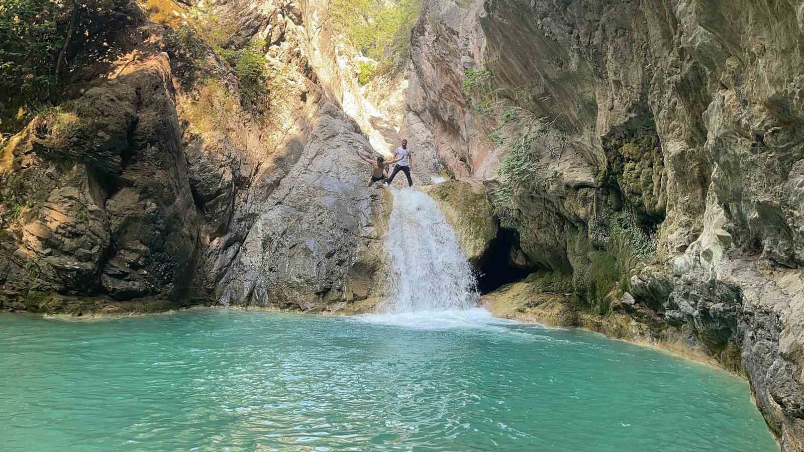 Osmaniye&rsquo;de sıcakta ka&ccedil;anların durağı Sarısu Şelalesi oldu

