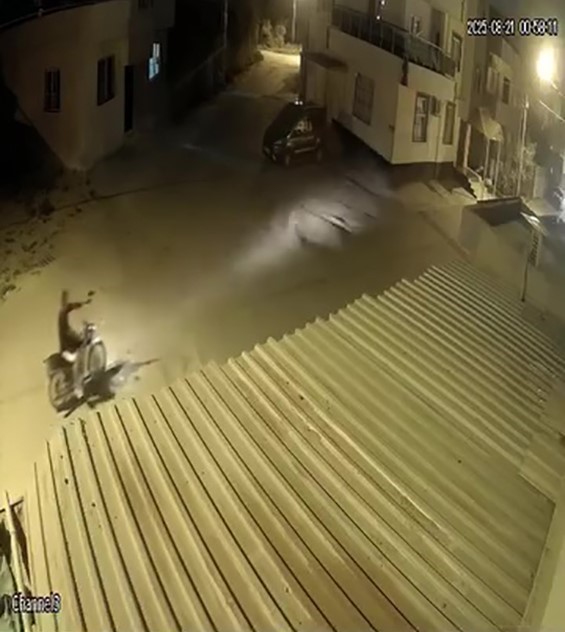 Adana’da rasgele ateş açan şahsı mahalleli yakalayıp polise teslim etti