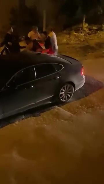 Adana&rsquo;da rasgele ateş a&ccedil;an şahsı mahalleli yakalayıp polise teslim etti
