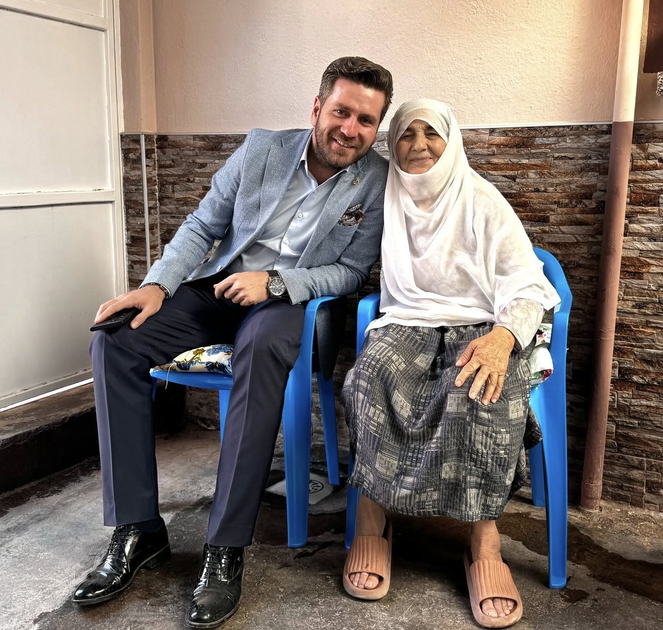 Başkan Tatık yaşlı kadının talebi üzerine çalışmaları kendi yönetti