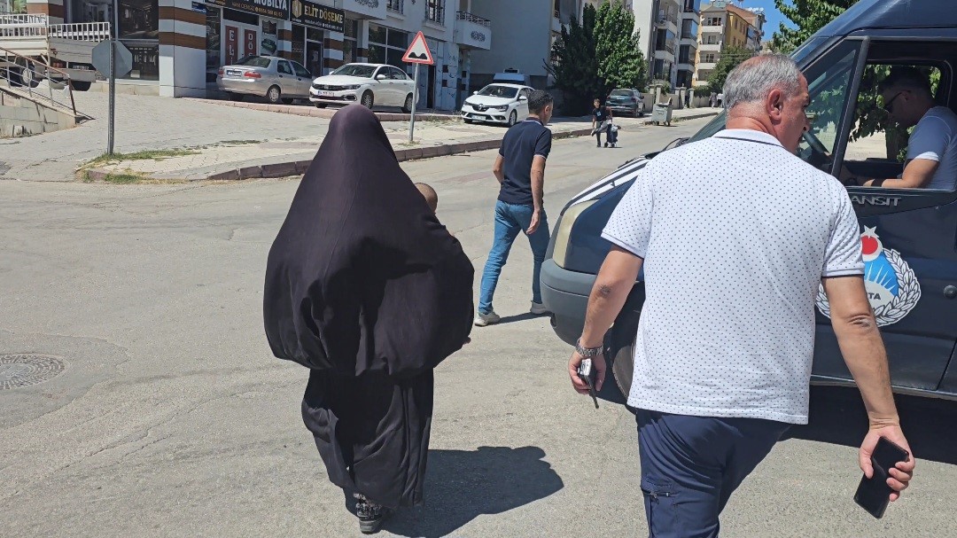 Elazığ&rsquo;da zabıta ekiplerinden dilenci operasyonu
