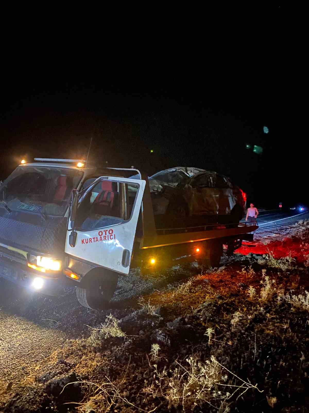 Diyarbakır&rsquo;da otomobil şarampole devrildi: 1 &ouml;l&uuml;, 3 yaralı
