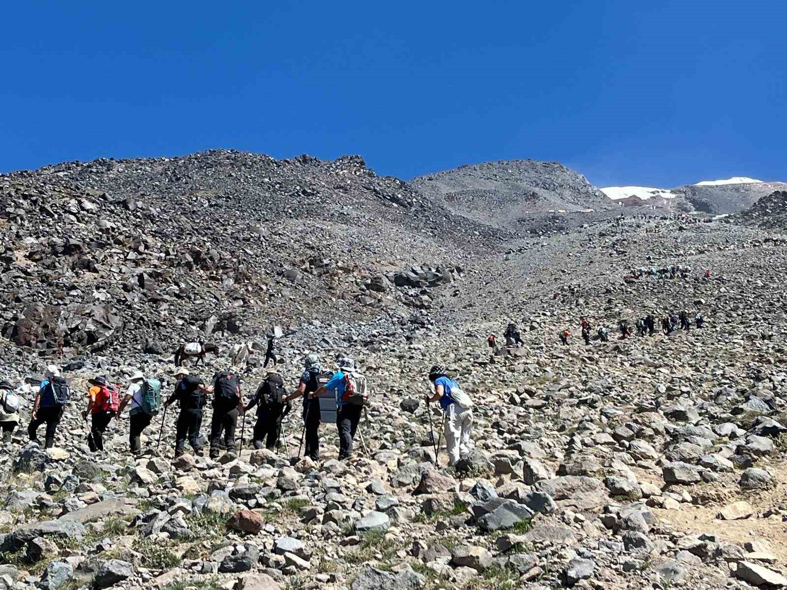 Eskişehirli 4 dağcı Ağrı Dağı’nın zirvesine tırmandı