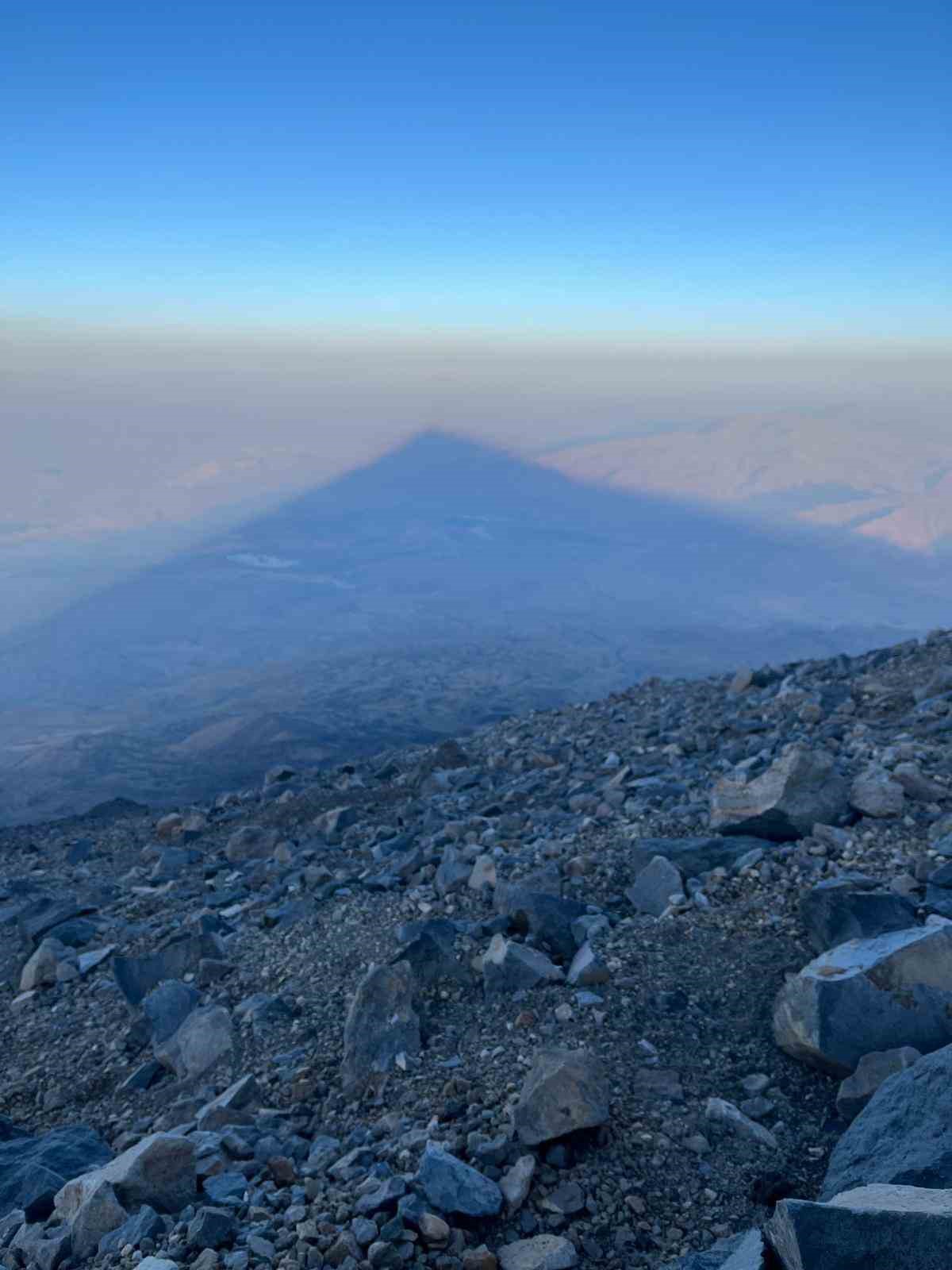 Eskişehirli 4 dağcı Ağrı Dağı&rsquo;nın zirvesine tırmandı
