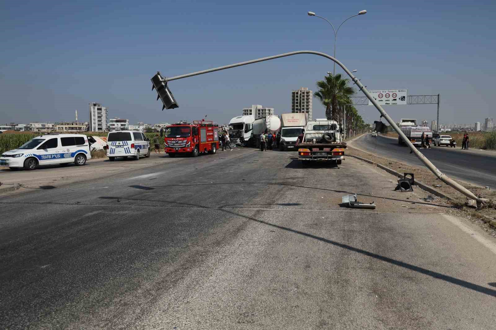 Tanker karşı şeride ge&ccedil;ip otomobile &ccedil;arptı, kamyon yan devrildi: 2 yaralı
