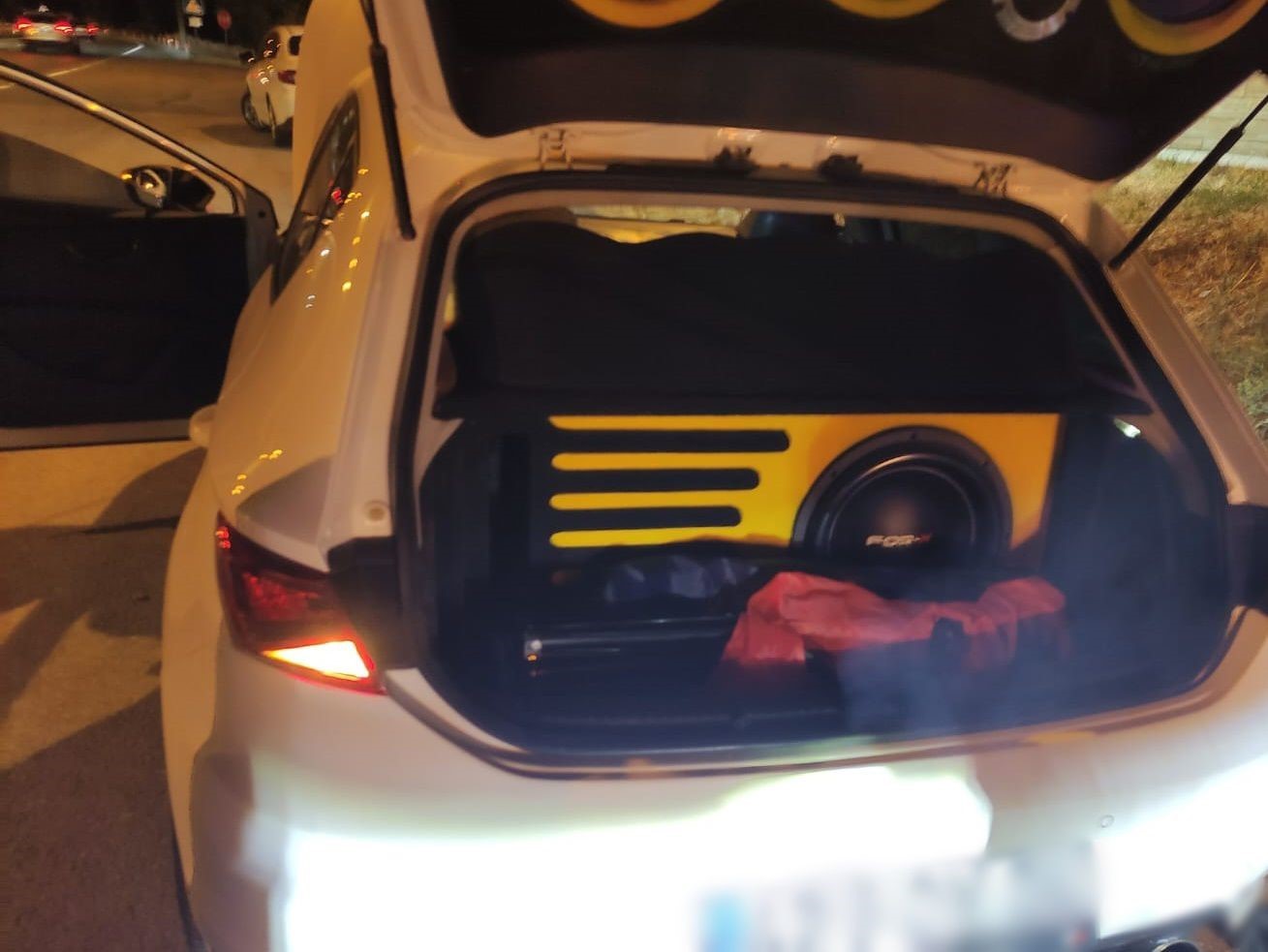 Abartı egzoz ve kurallara aykırı cihaz kullanan sürücü trafikten men edildi