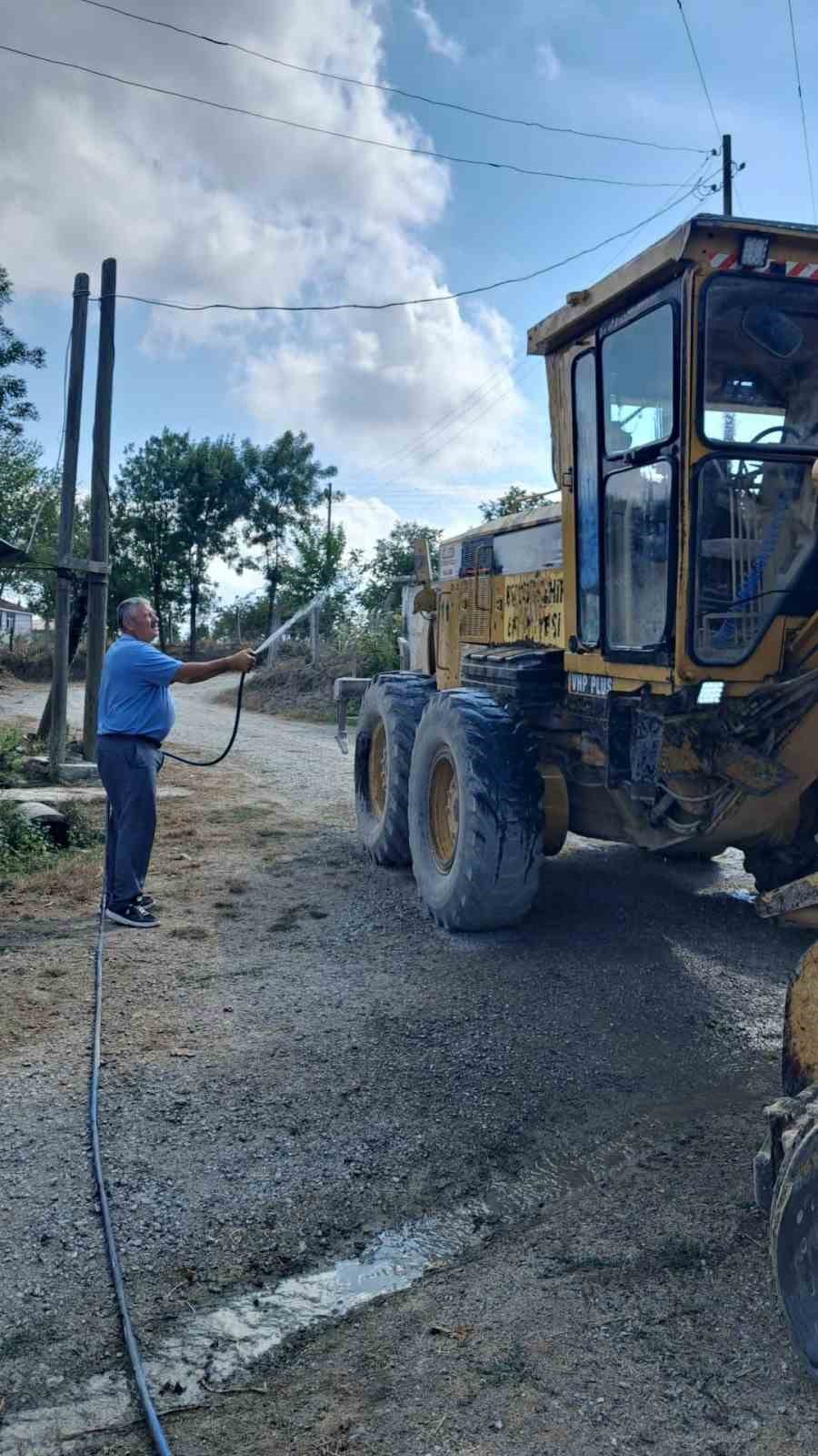 Muhtar, yol &ccedil;alışması yapan iş makinesini kendi elleriyle yıkadı
