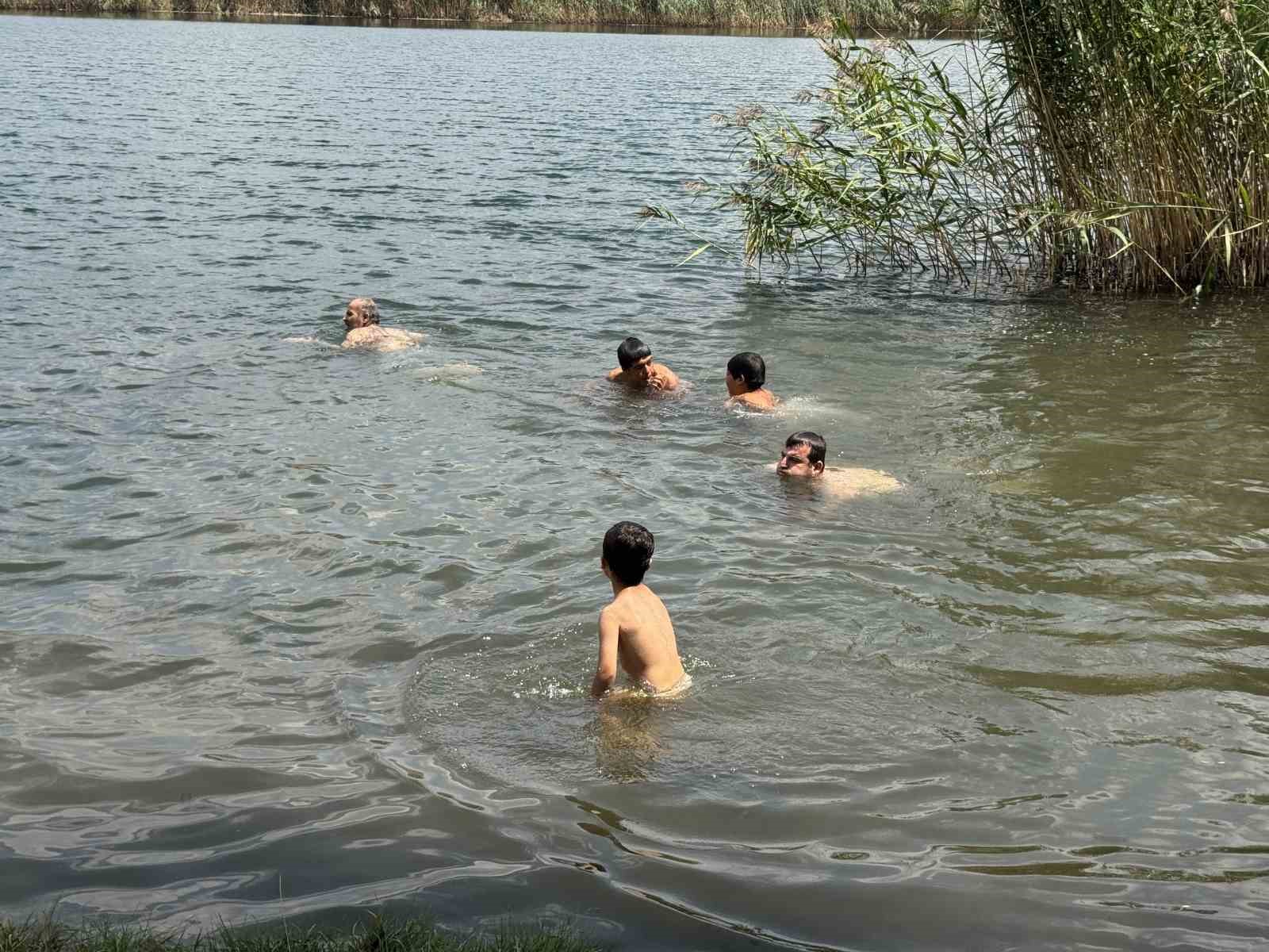 Antalya sıcağından kaçanlar, 1700 rakımlı turkuaz renkli Dipsiz Göl’de serinliyor