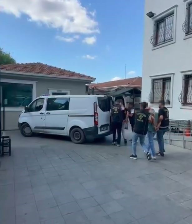 Bağcılar’da iş yerine silahla ateş açan şüpheliler yakalandı