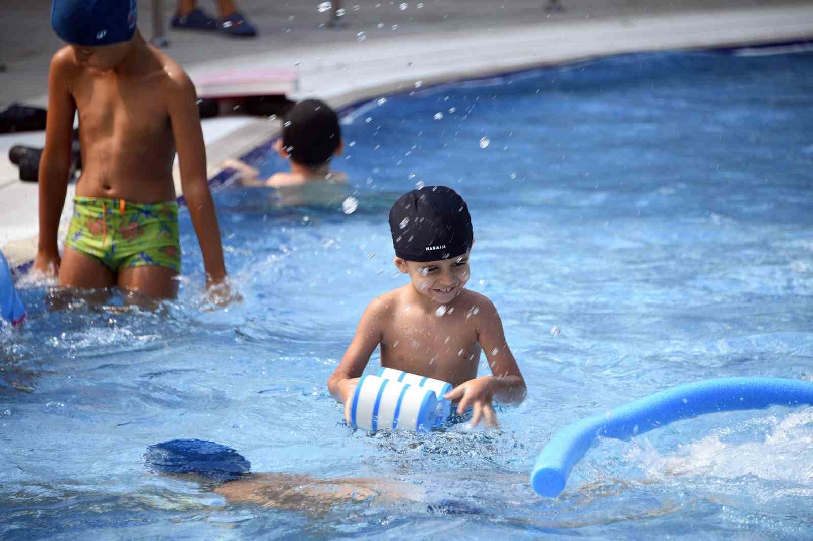 Osmangazi&rsquo;de minikler yaz tatilinde y&uuml;zmeyi &ouml;ğrendi
