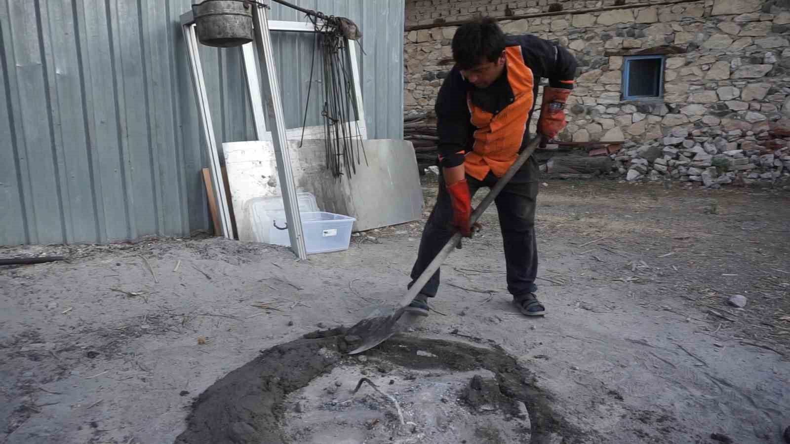 Babadan oğula aktarılan asırlık kuyu kebabı geleneği sürüyor