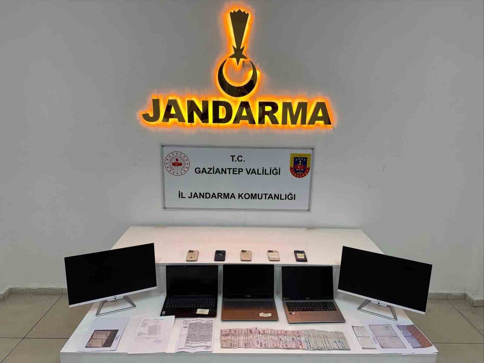 Sahte belge d&uuml;zenleyerek turizm sekt&ouml;r&uuml;nde faaliyet g&ouml;steren &ccedil;eteye operasyon: 3 g&ouml;zaltı
