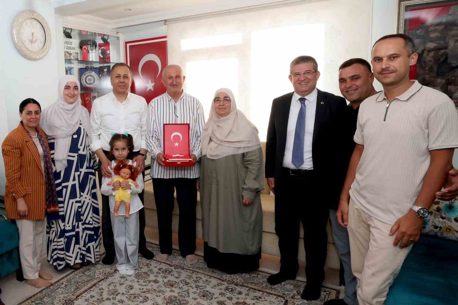 Bakan Yerlikaya&rsquo;dan şehit Ahmet Doğan&rsquo;ın Denizli&rsquo;deki baba ocağına ziyaret
