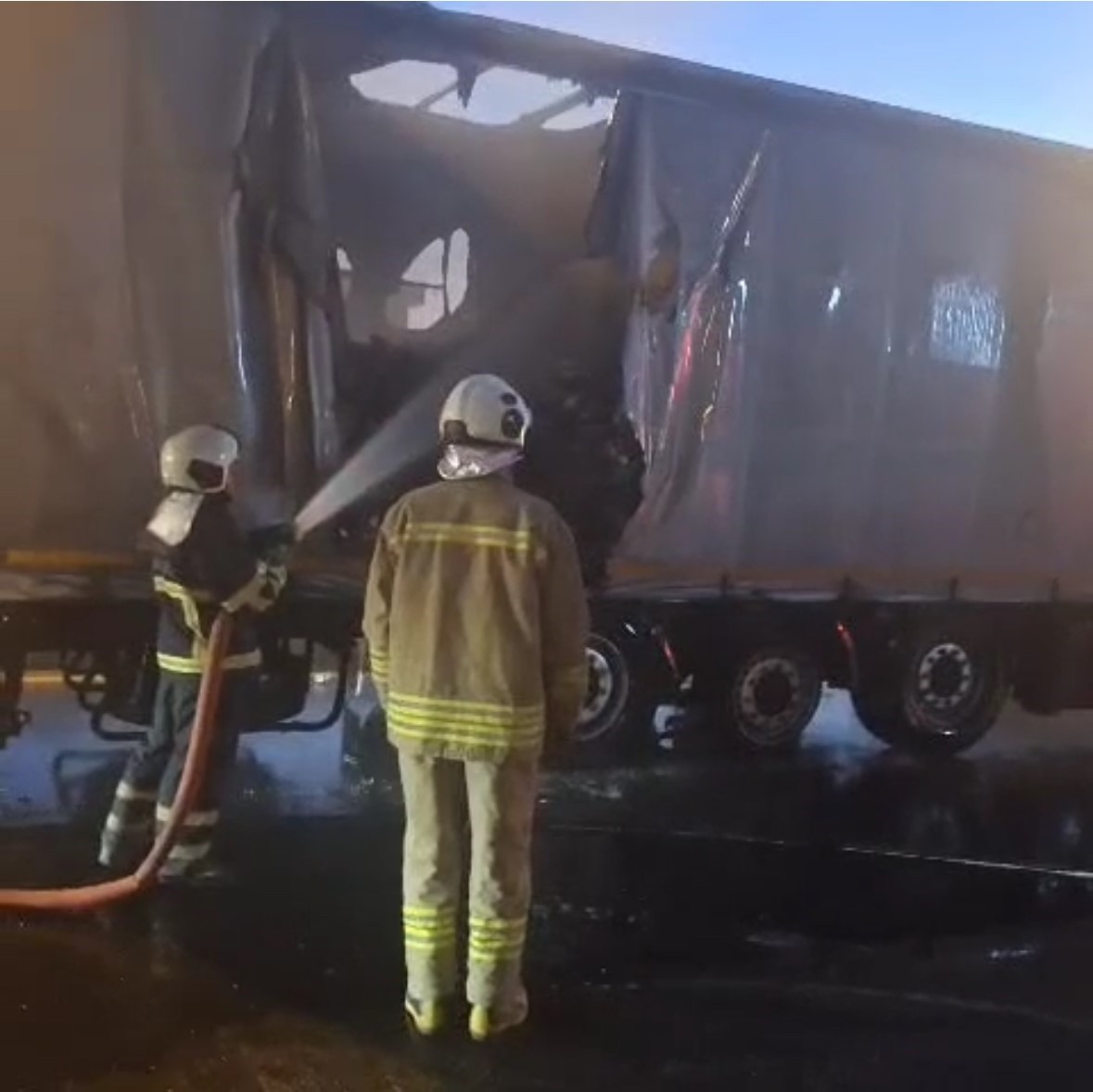 Mardin’de seyir halindeki tır alev aldı