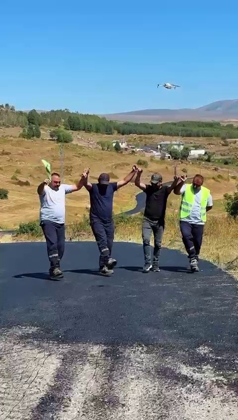 Halaylı çalışma sosyal medyada gündem oldu