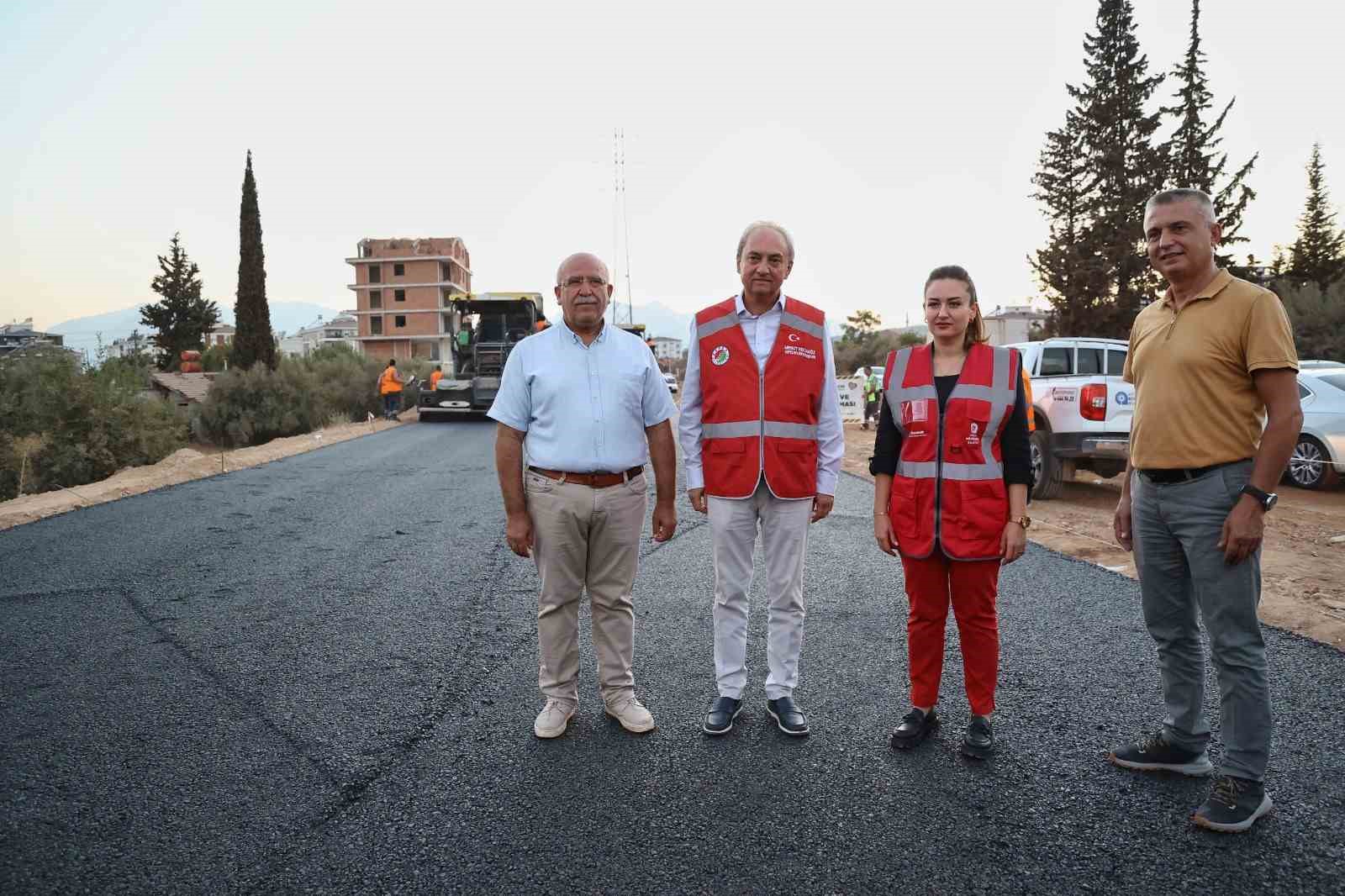 B&uuml;y&uuml;kşehir&rsquo;den Şehir Hastanesi yoluna sıcak asfalt
