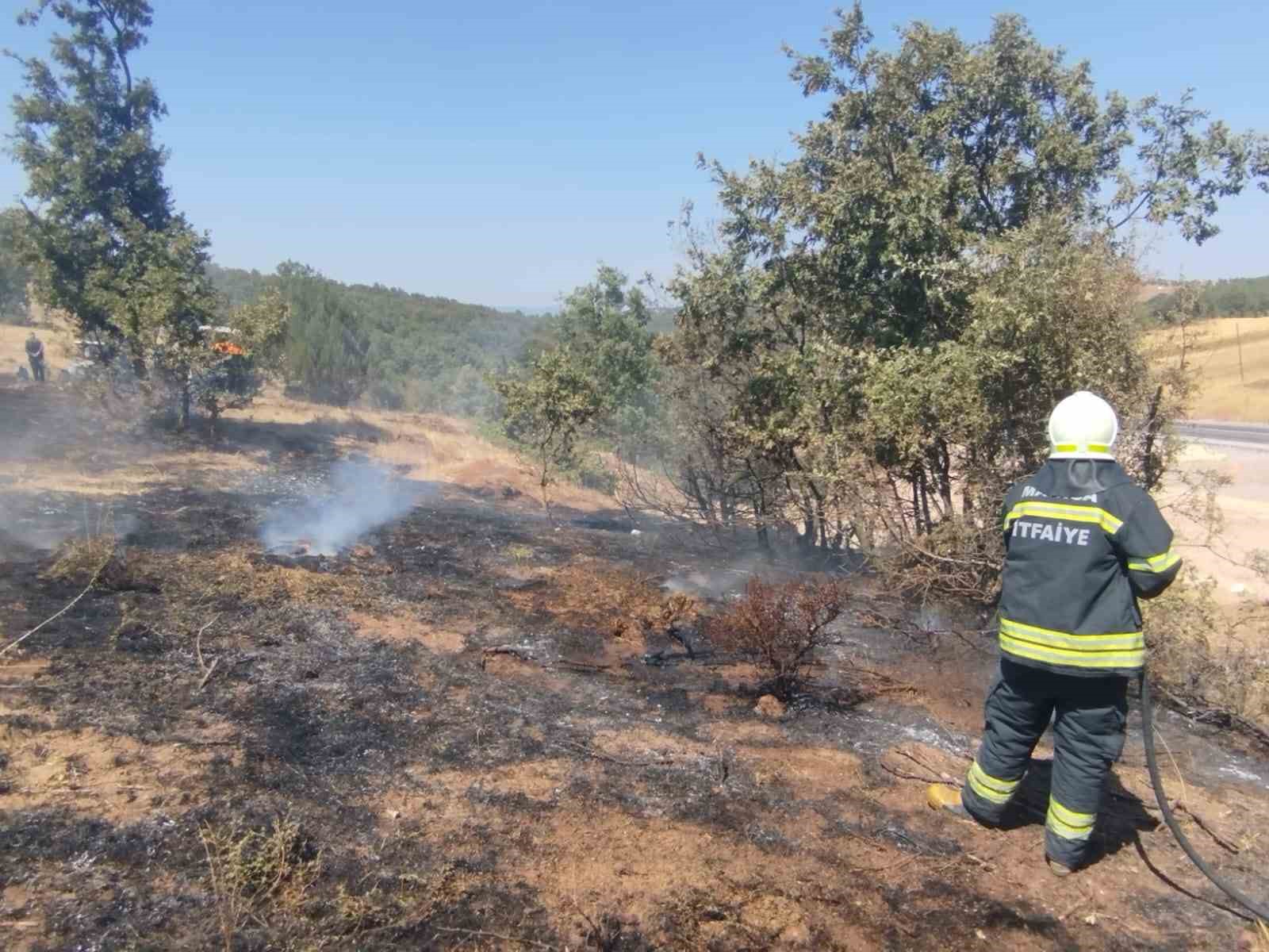 Gördes’te arazi yangını büyümeden söndürüldü