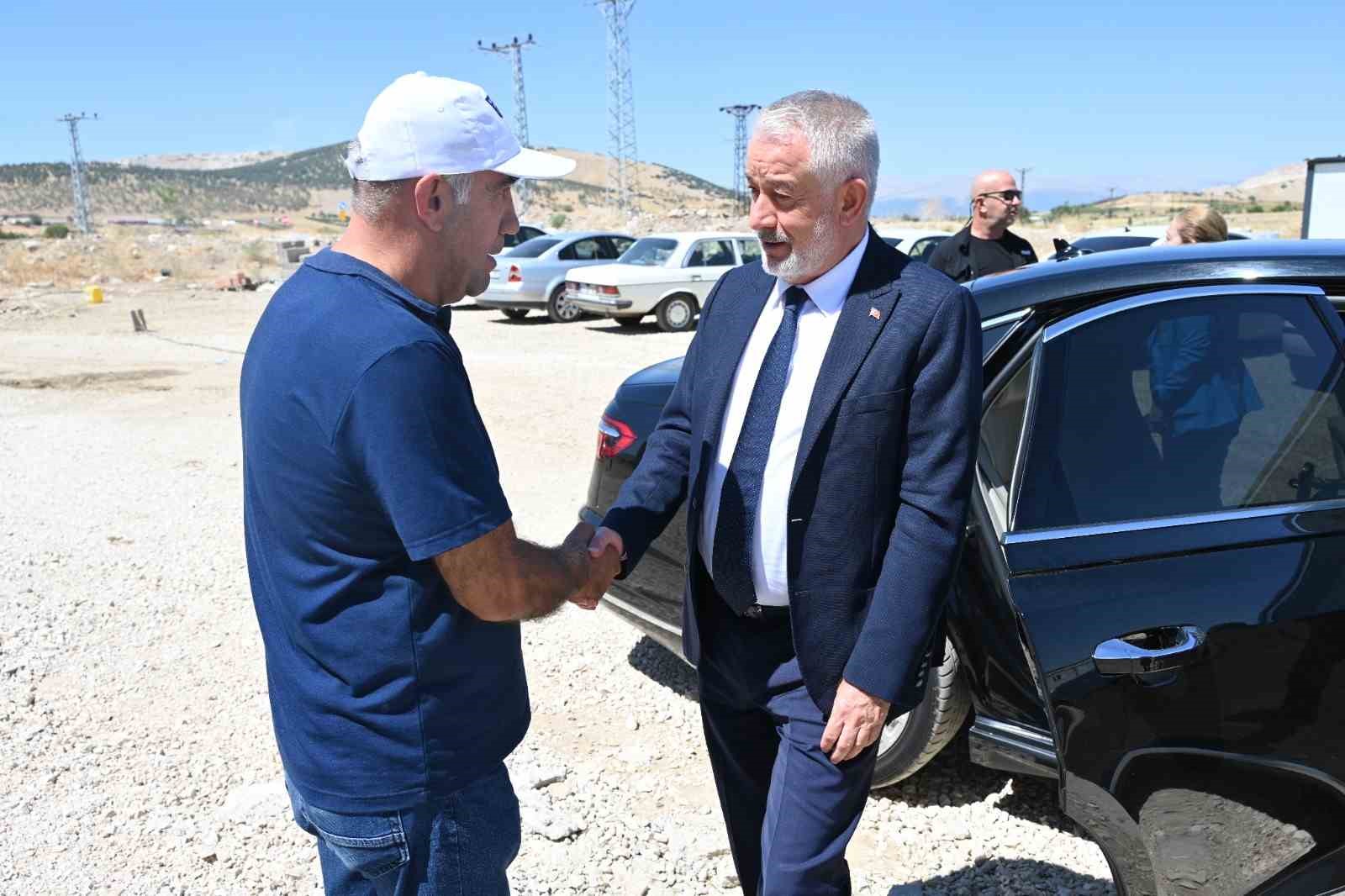 Başkan Başdeğirmen, G&uuml;l 2 Sanayi Sitesi&rsquo;ndeki &ouml;rnek d&uuml;kkanları inceledi
