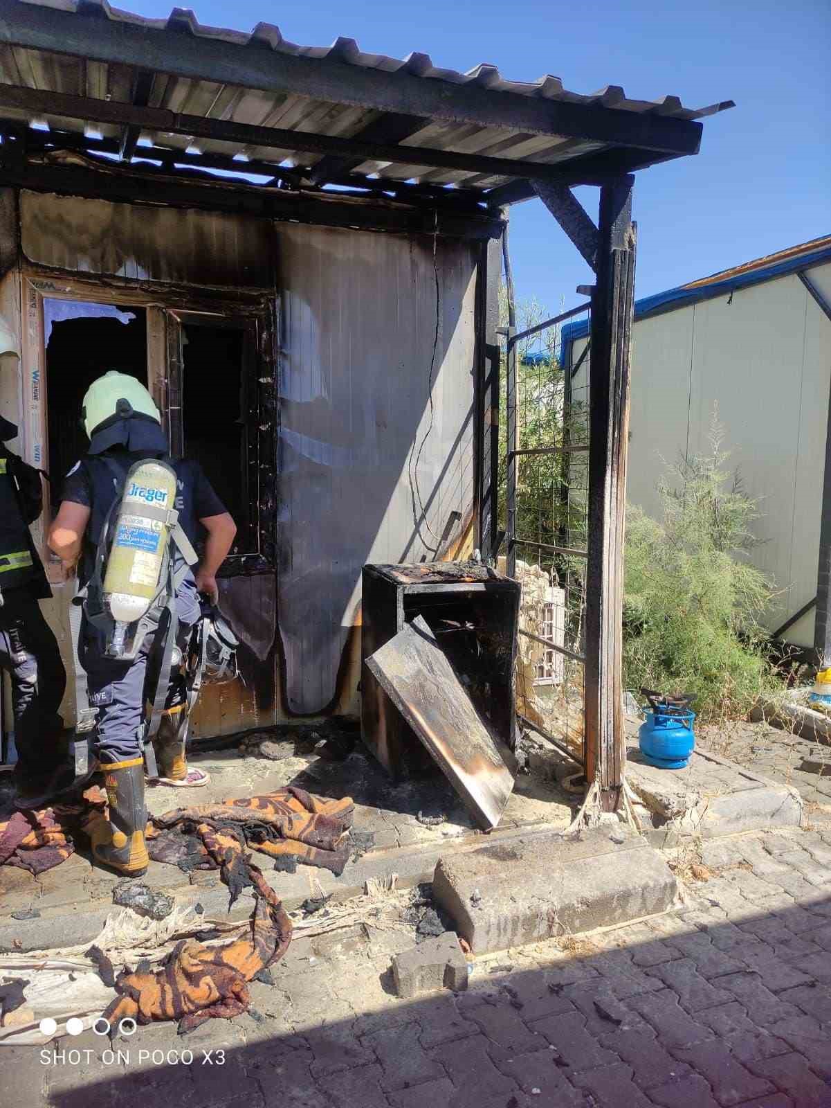 &Uuml;&ccedil; g&uuml;n a&ccedil;ık bırakılan klima yangına neden oldu
