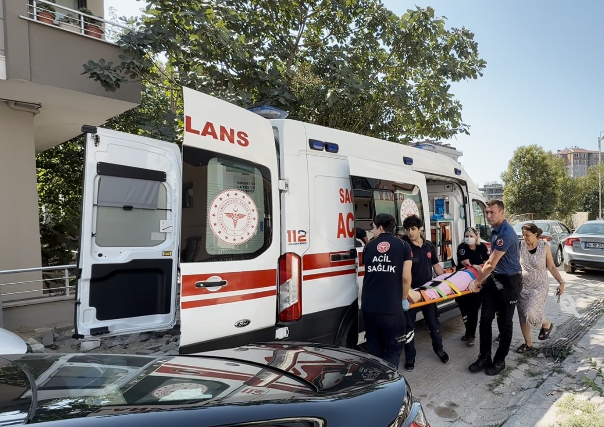 Avcılar’da cam silerken düşen kadın yaralandı