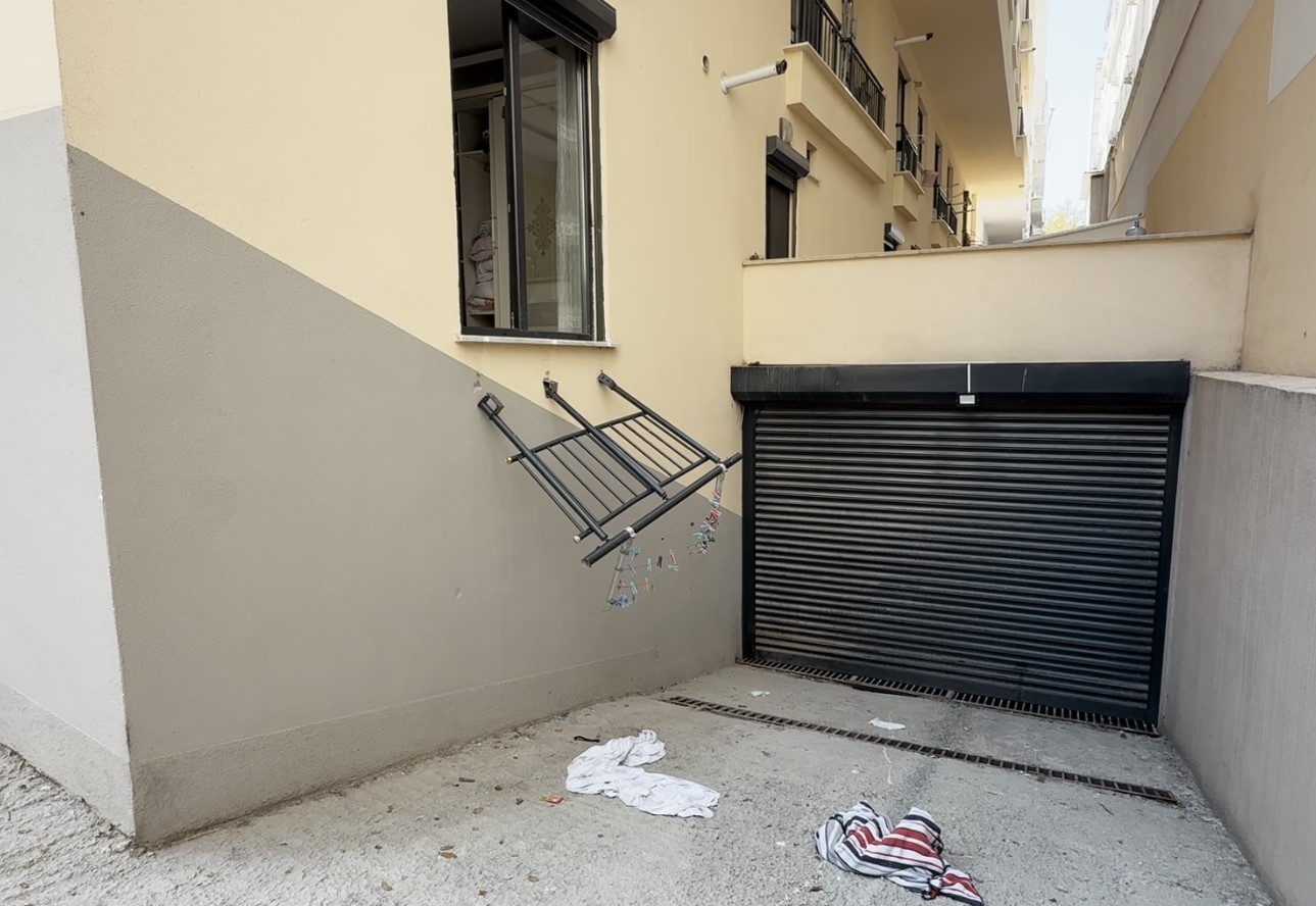 Avcılar&rsquo;da cam silerken d&uuml;şen kadın yaralandı
