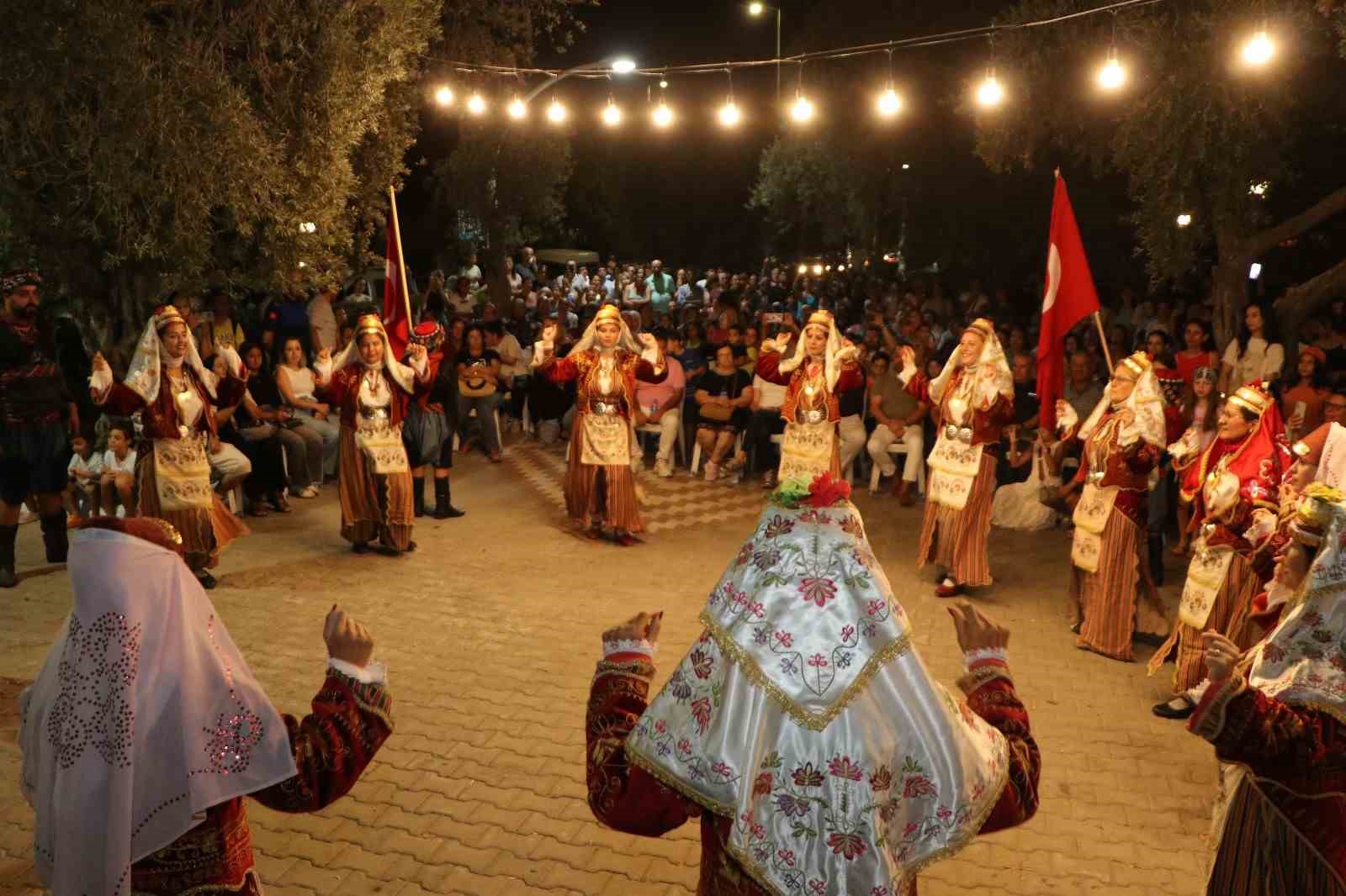 S&ouml;ke&rsquo;de Halk Dansları Buluşması renkli g&ouml;r&uuml;nt&uuml;lere sahne oldu
