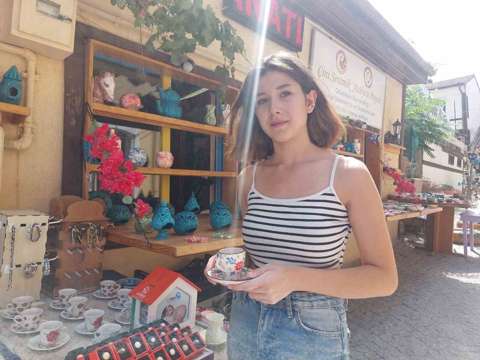 Çini atölyesinde sanatla şekillenen ürünler