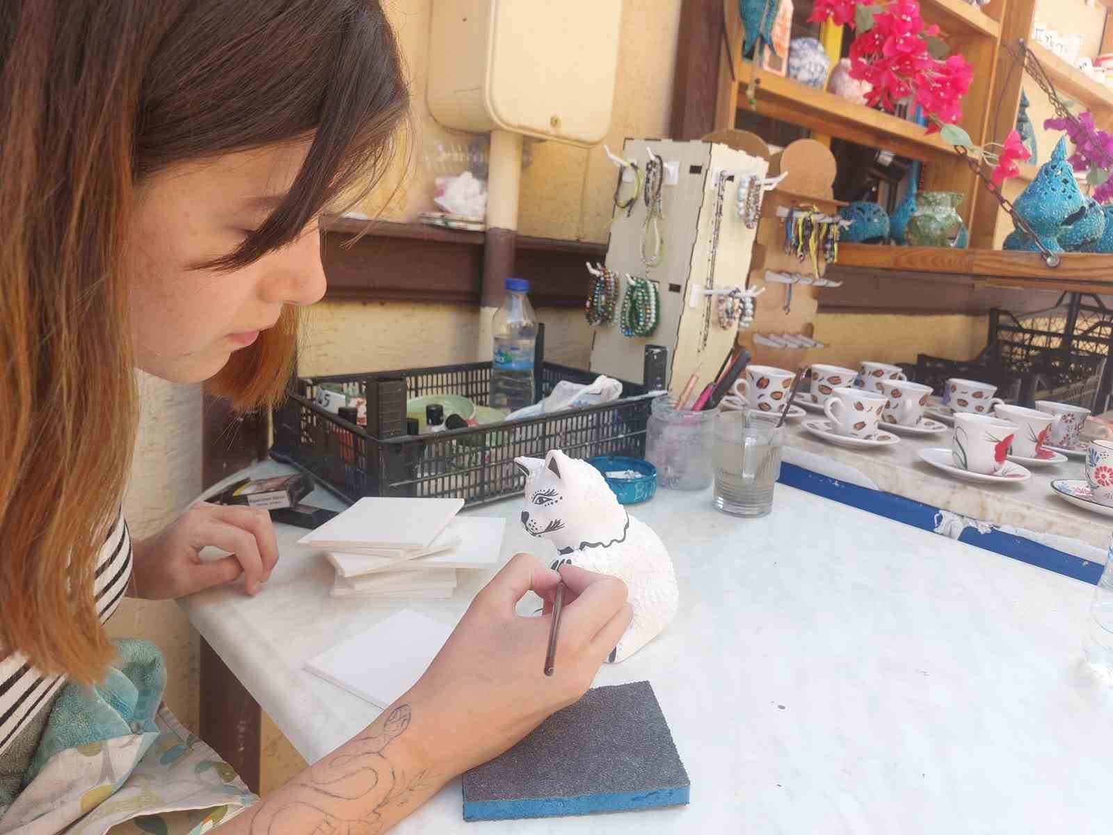 Çini atölyesinde sanatla şekillenen ürünler