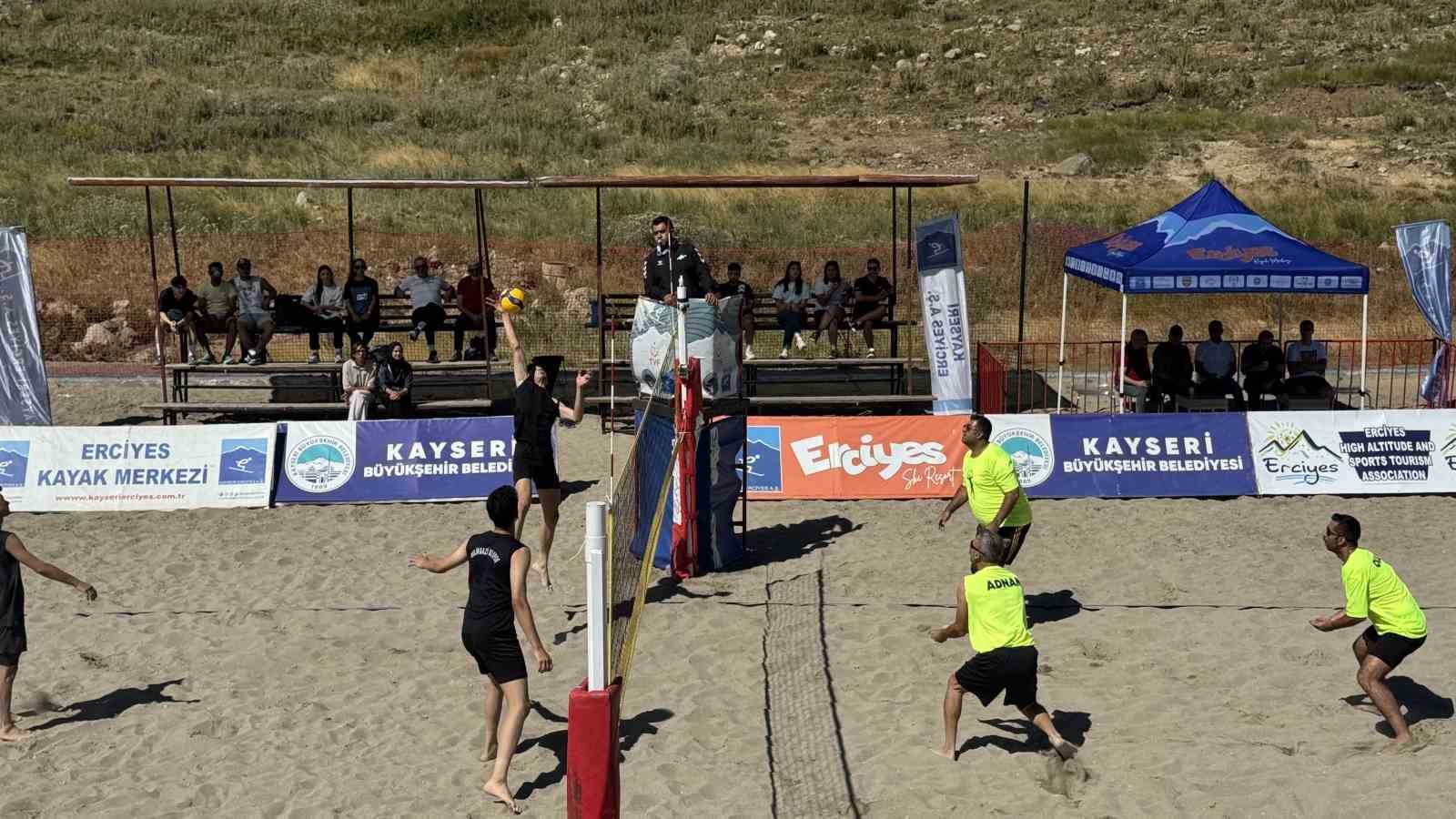 Erciyes&rsquo;te &rsquo;En Havalı Voleybol Turnuvası&rsquo;nda ilk d&uuml;d&uuml;k &ccedil;aldı
