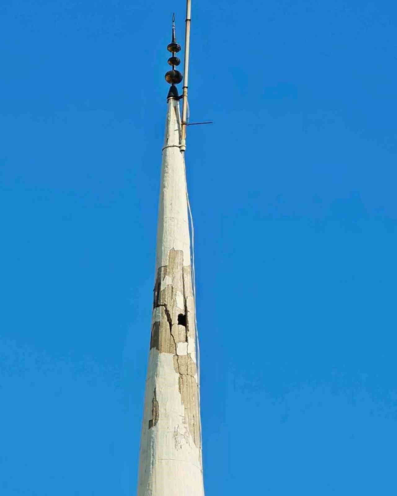 Kurtalan Ulu Cami minaresinde tehlike arz eden &ccedil;atlaklar oluştu
