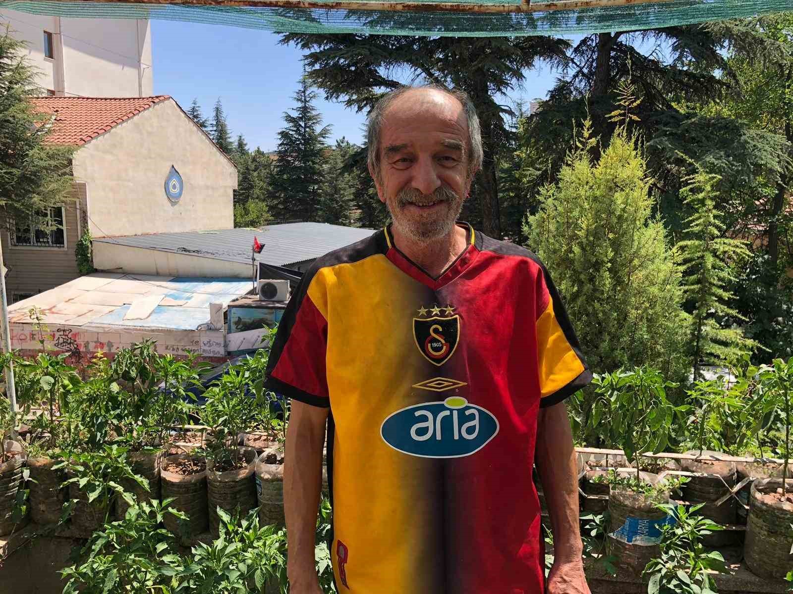 Eskişehirli esnaf iş yerinin balkonunu bah&ccedil;eye &ccedil;evirdi
