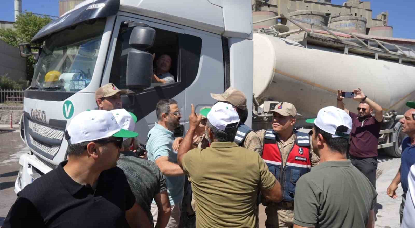Çimento fabrikasının tozu, beldeyi isyan ettirdi